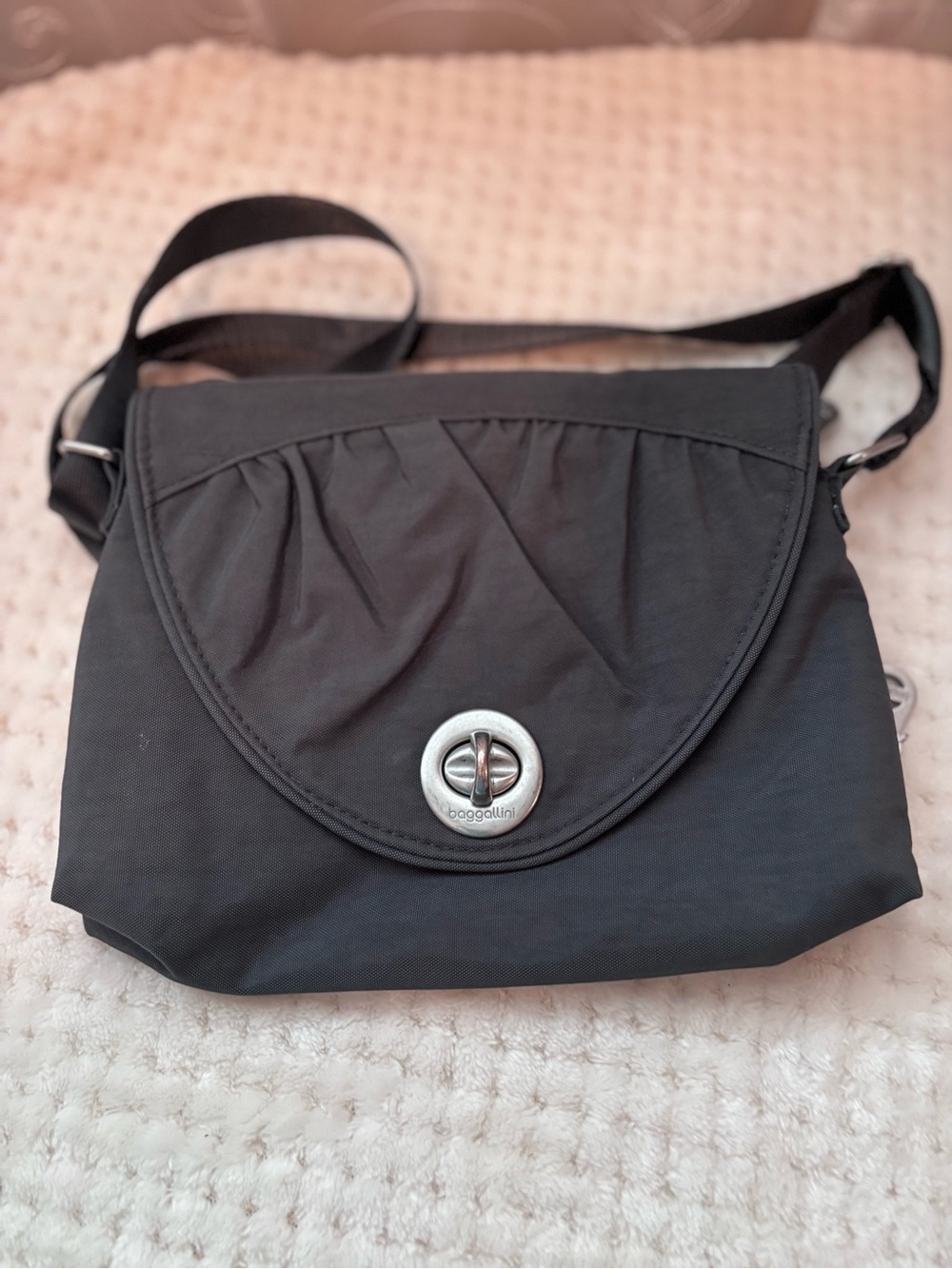 Baggallini Nassau Gray Crossbody
